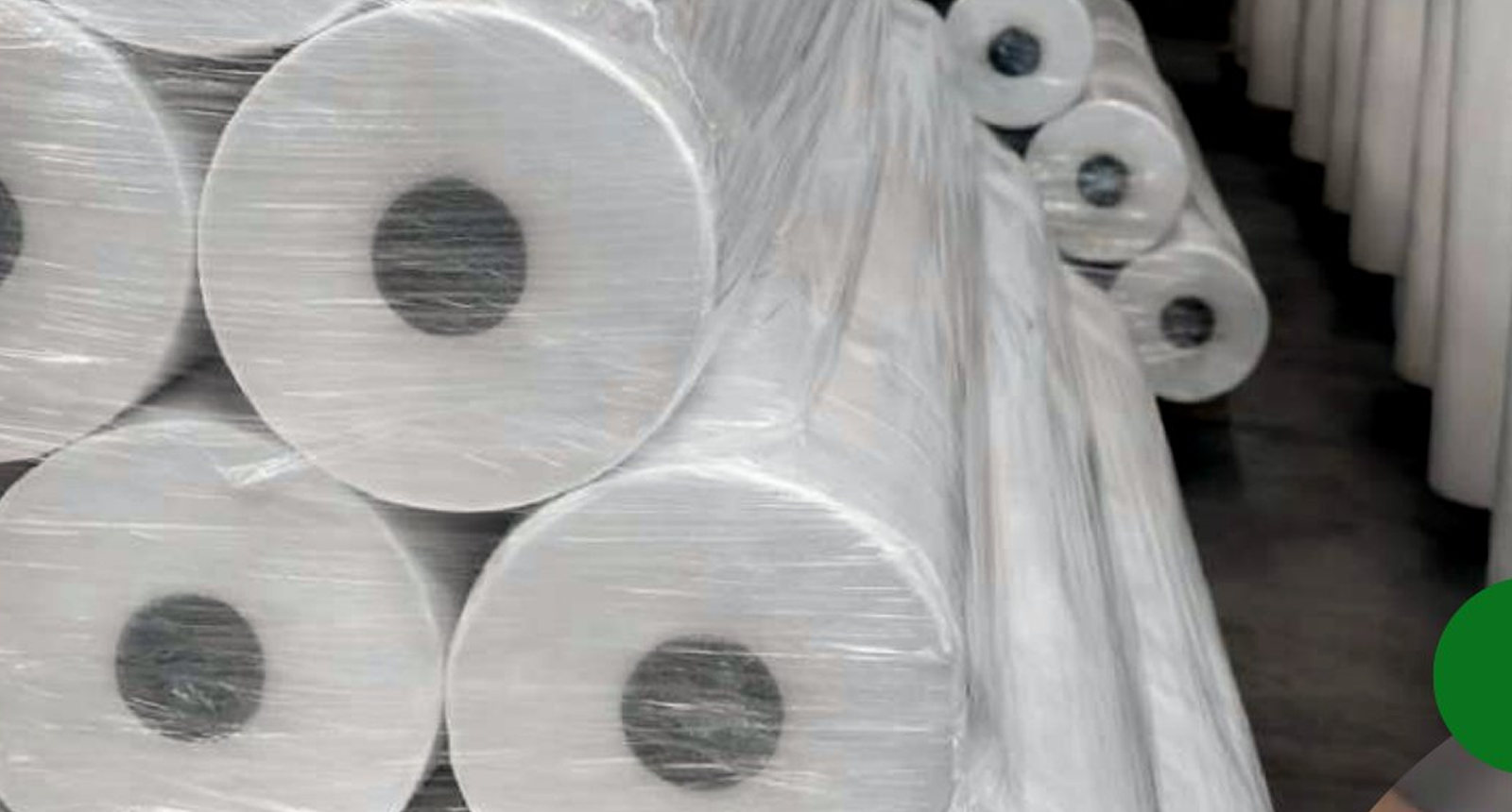 Rollos de tela no tejida en almacén